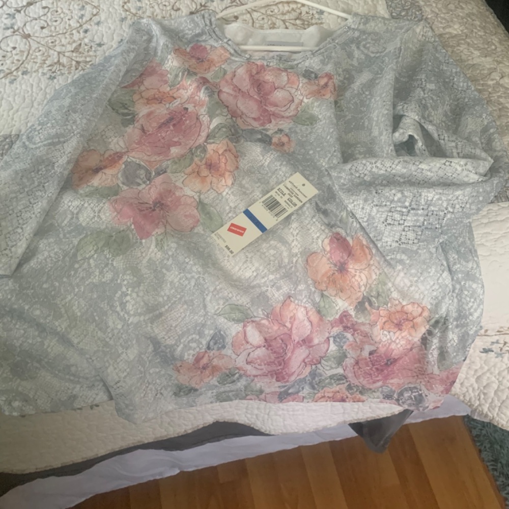 Women’sTop - Picture 2 of 4